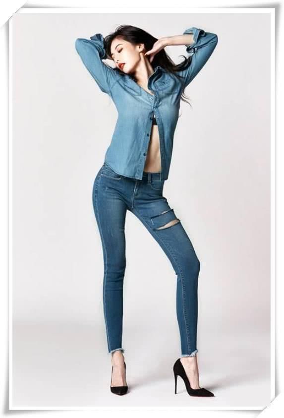 金泫雅只穿一件内衣，也敢敞开衬衫炫腹，借十个胆给我，我也不敢