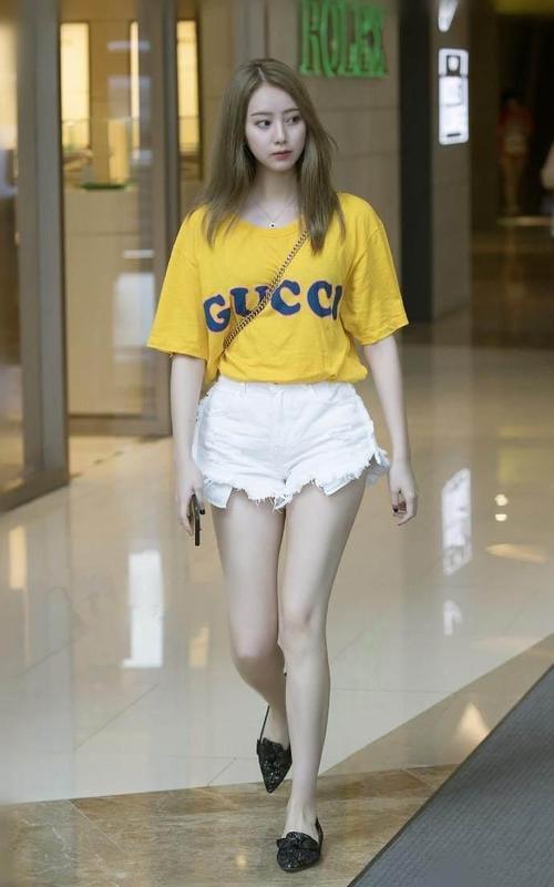 街拍：最后一张绿色衣服的小姐姐，身材真好，美腿修长白皙！