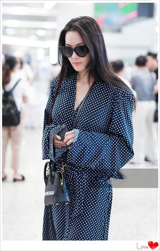 当37岁范冰冰穿波点裙撞上31岁张馨予, 网友: 李晨做出了错误选择