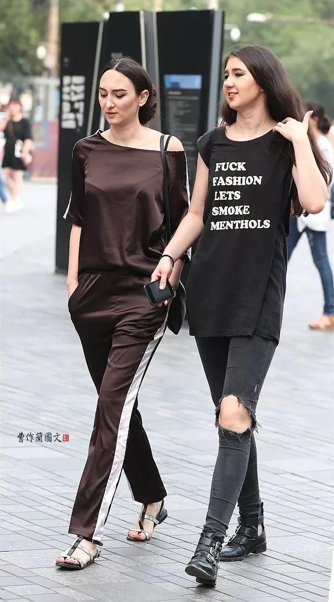 街拍:升级姐妹花,不仅高颜值,而且好衣品