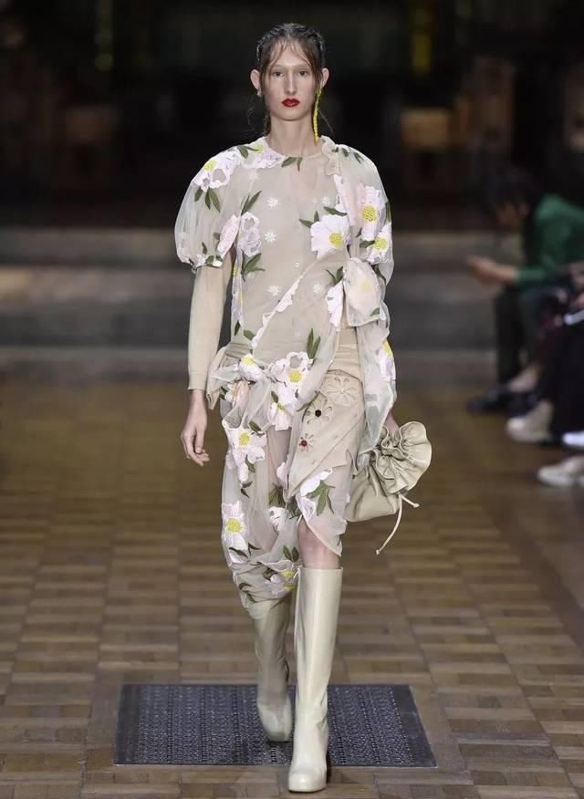 『穿着』只要穿着Simone Rocha,就可以一直做少女哦