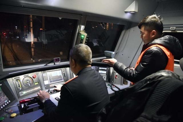  [小时]一趟火车连开20多个小时，司机难道都不困的吗行家告诉你