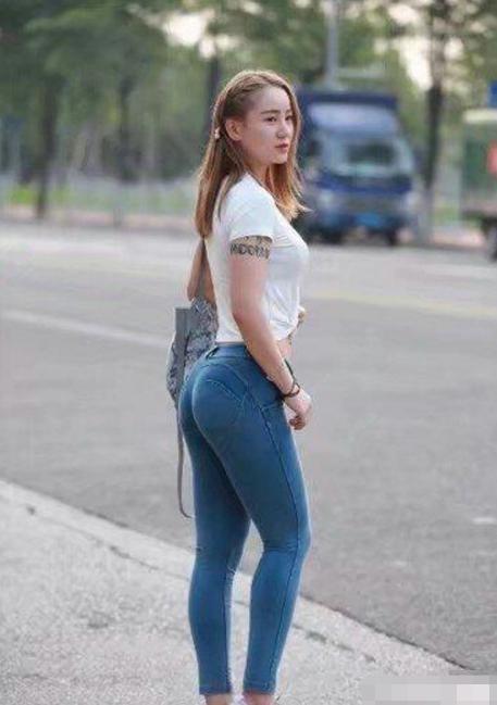 穿着修身牛仔裤出街的美女,让人感觉眼前一亮,倍显韵美迷人