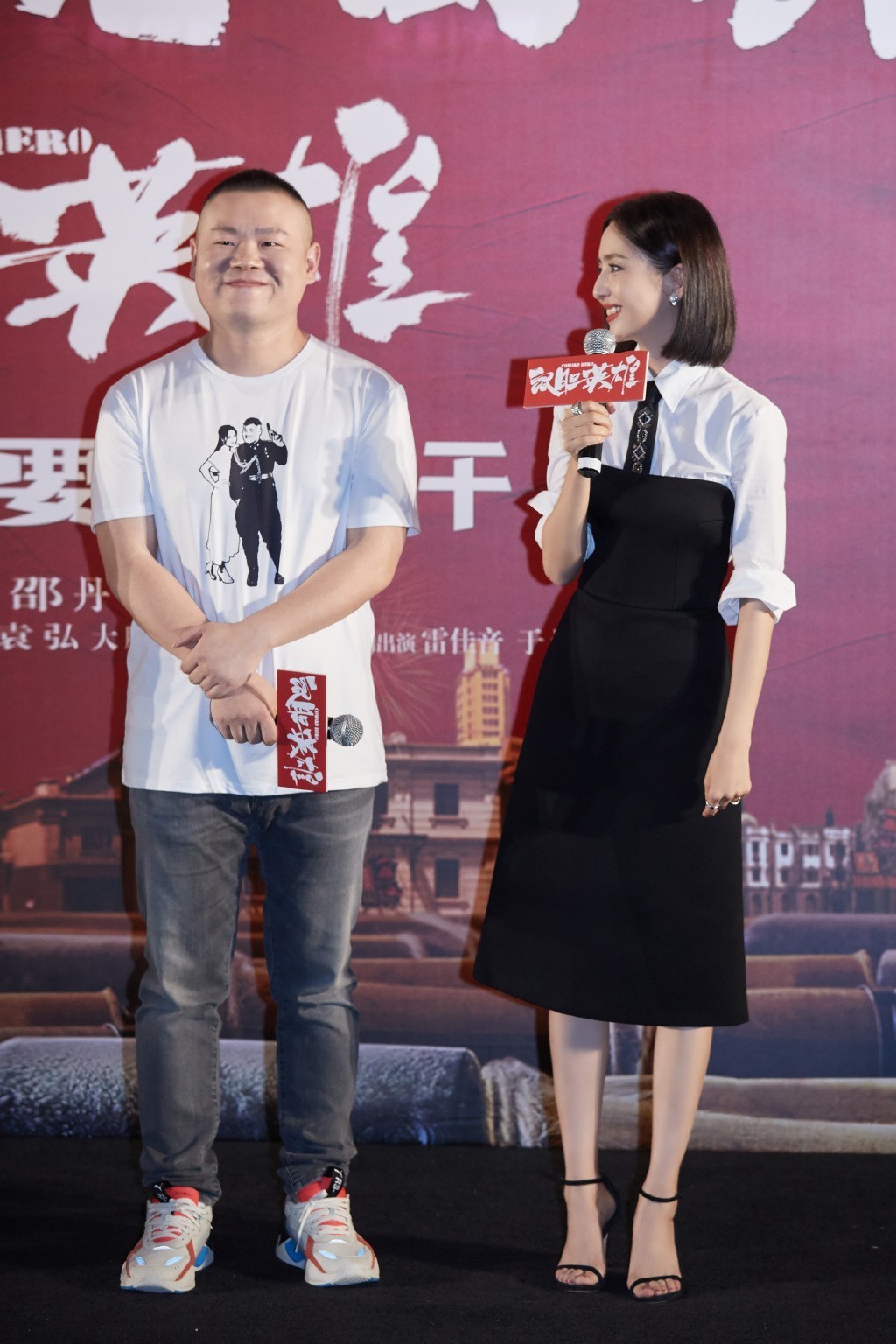 『 金色』穿金色渐变抹胸裙,美得像一幅画,80斤佟丽娅瘦成“骨感美女”