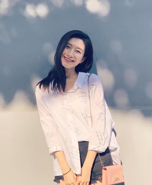  主角■白衬衫又成“单穿主角”!5月穿白衬衫出行,带来亮度与干净美感