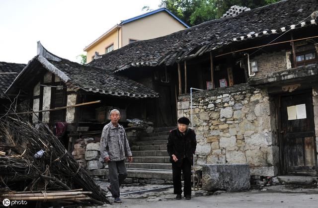 为什么有人不在农村住，还要盖房？专家提出6点，农民无奈叹气