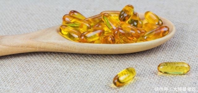  脸上■维生素E护肤方法，别直接擦脸上用对方法，皮肤白嫩又细腻