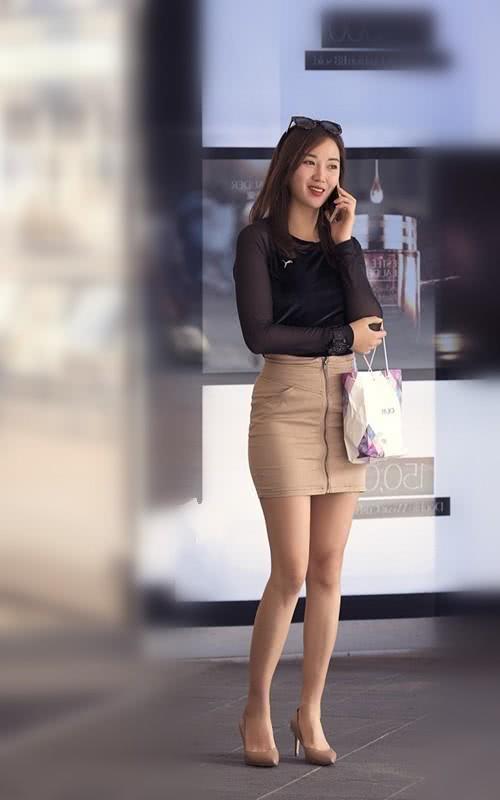 街拍：面容俊美精致穿着时尚的小姐姐，白皙靓丽性感个性！