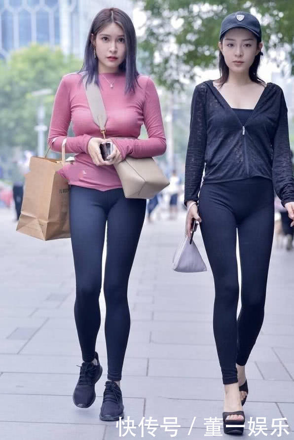 这两位很是时尚小姐姐，走起路来摇摆姿态就像一道道美丽的风景线