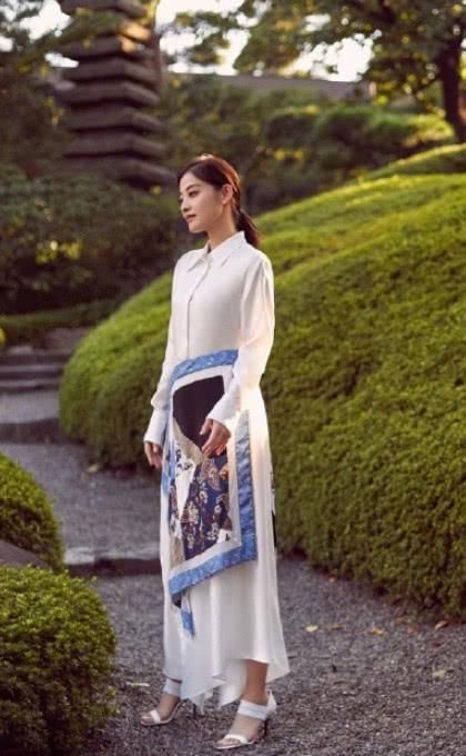 43岁的梅婷身穿一袭白裙，亭亭玉立，网友：美的让人忘了年龄！