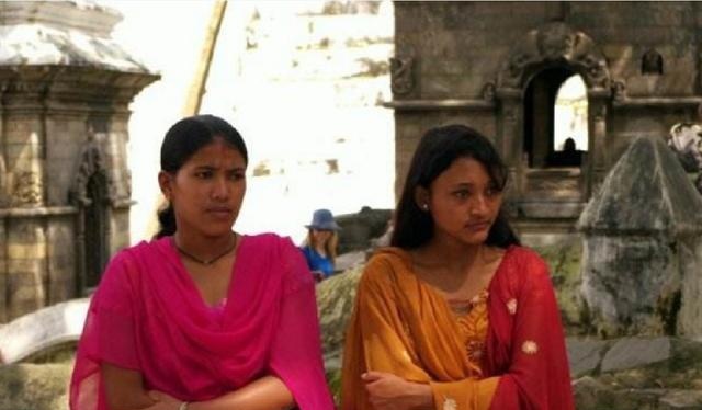 印度姐妹来中国旅游，街上看到这一景象，直言：还得回国一趟！