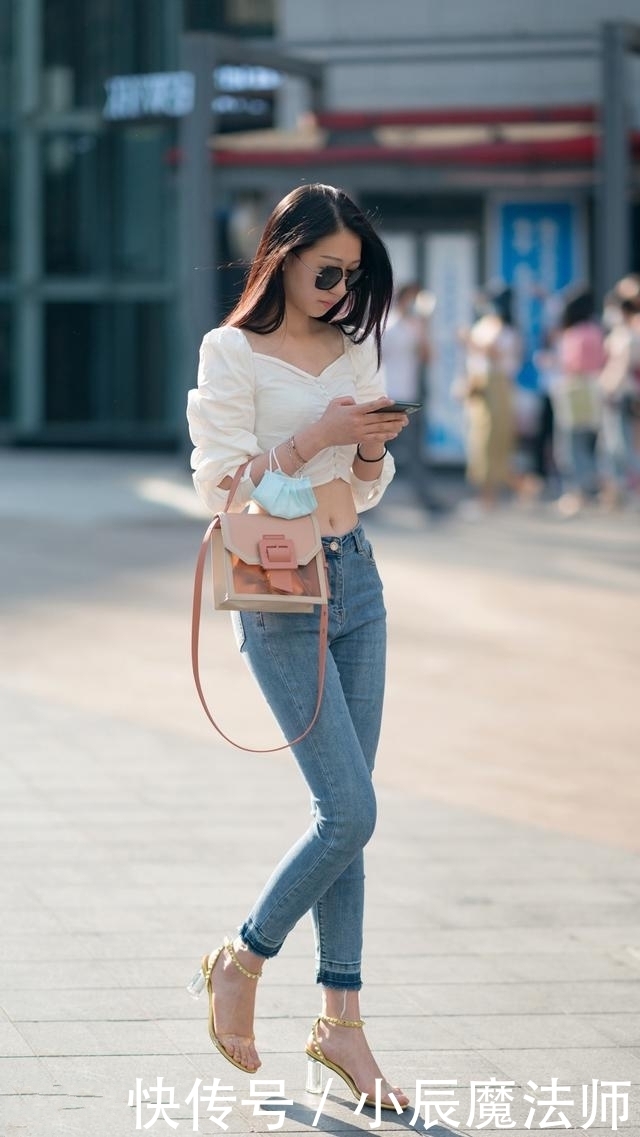 『小姐姐』路人街拍,靓女选择了一条黑色紧身裙,穿搭出一些小女生的味道