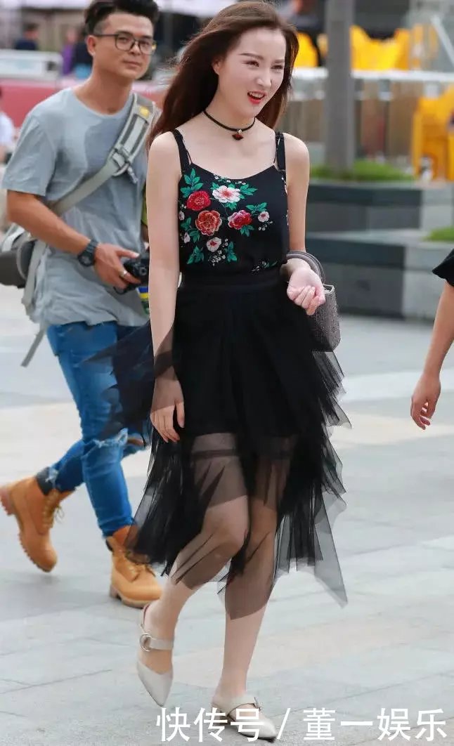 修身穿搭勾勒出玲珑有致的身材，细腻白皙的肌肤，尽显女神的青春