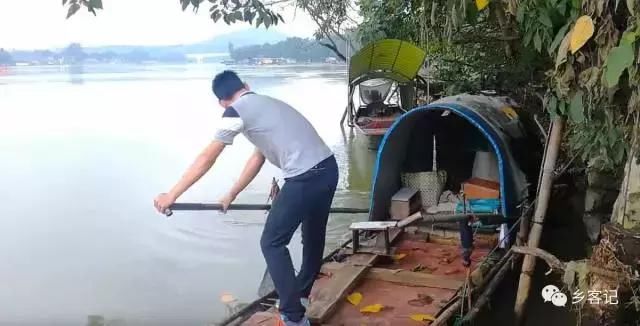 赶着大爷到江边摸螺，体验了一番渔民生活