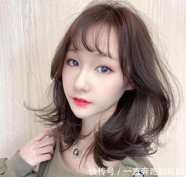【很火】“颜值低”的女生别乱剪头发,试试今年很火的3种发型,瘦脸还美
