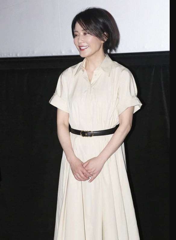  「温柔」“冻龄女神”俞飞鸿真会穿灰色卫衣配牛仔裤清新简约，温柔舒适