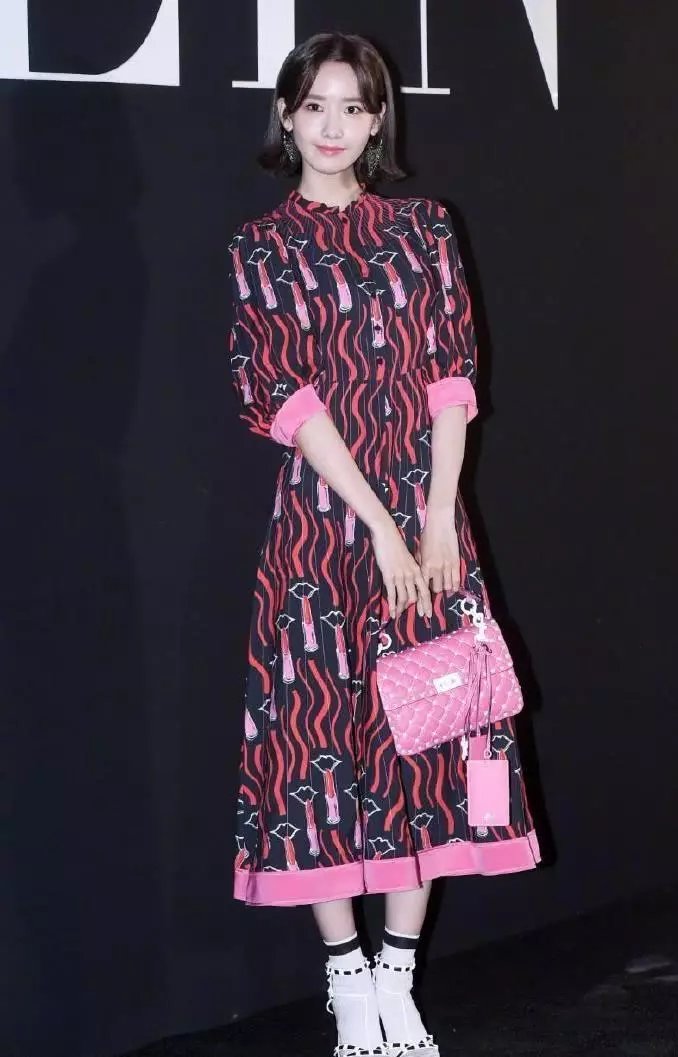 林允儿超短红色卫衣配紧身裤,大跳热舞秀身材,却不慎露出内衣