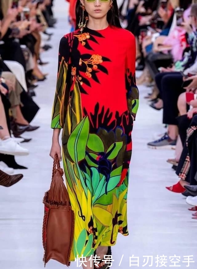  『花朵』2020开春 流行穿“开满花”的裙子，谁穿谁美！