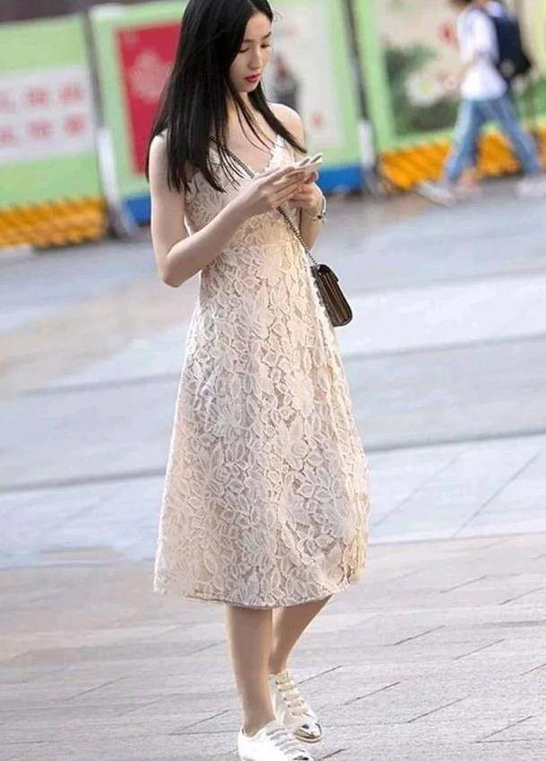 街拍：美女爱穿连衣裙，最惹火身材秀出来！