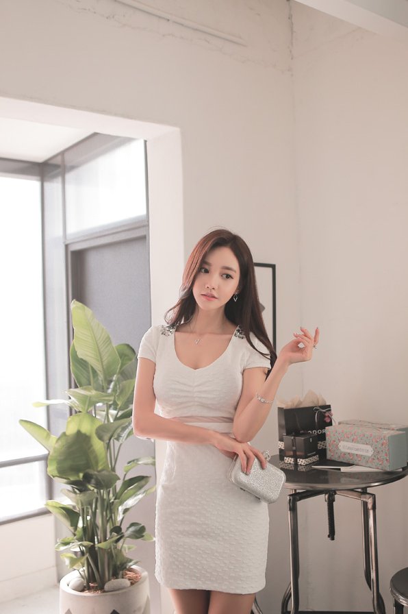 牛奶白西洋圆点低领裙