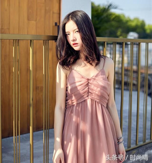 香肩玉颈的清凉诱惑,吊带连衣裙性感的刚刚好