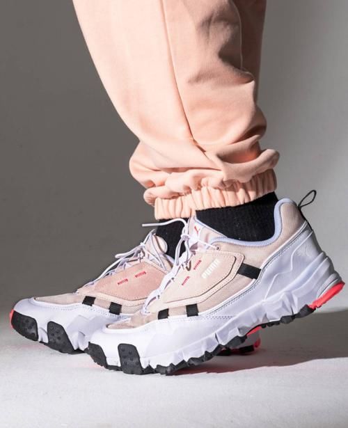  【傻傻】穿裙子别再傻傻配高跟鞋了，现在流行这样搭，今年最chic造型