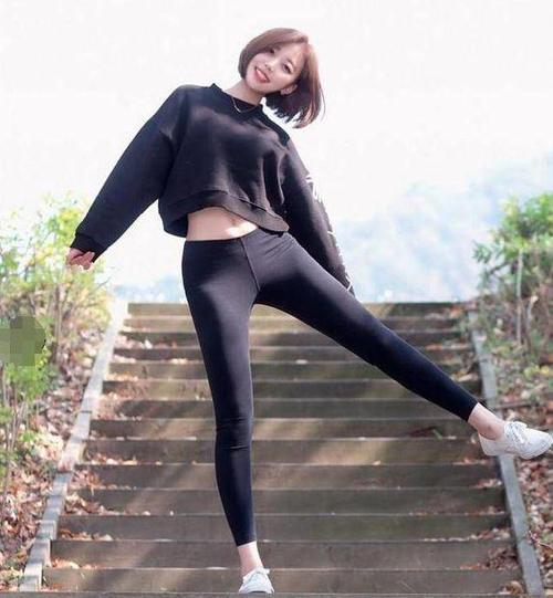 路人街拍，小姐姐穿着靓丽而时尚，身材丰满而高挑，气质温婉！