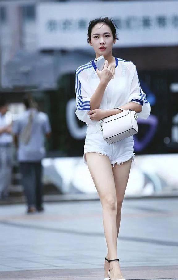 街拍 一字领粉色背心，让你美的端庄迷人，展现女人最佳的魅力