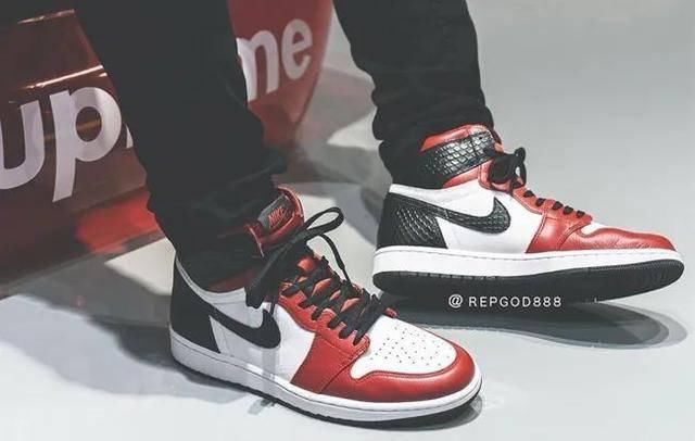  「球鞋」蛇皮球鞋上脚！这双 AJ1 提前锁定2020人气王鞋款
