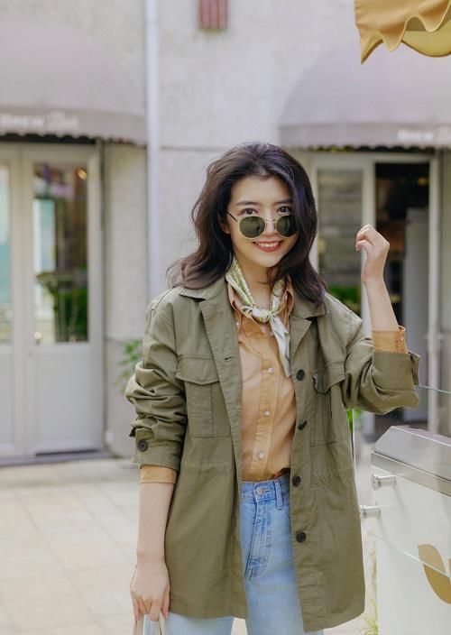 『衣摆塞进』三木把时髦“玩”到了极致!身穿白色西装配白色T恤,气质清新淡