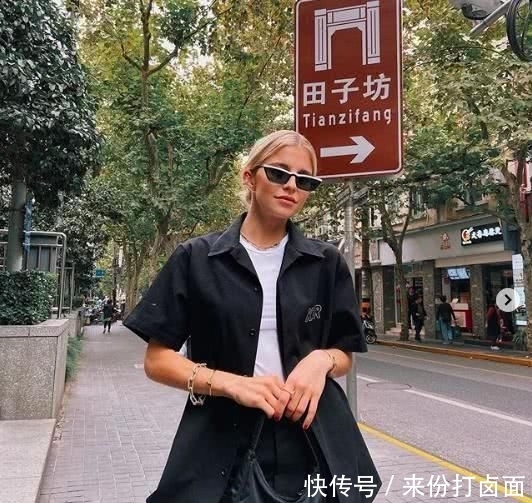  皮革■纽约时装周肯达尔詹娜热捧腋下包，皮衣内搭肉色打底衣如中空上阵