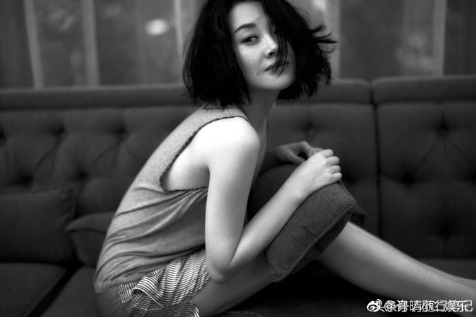 许晴穿吊带上衣微露“香沟”，姿态妖娆一颦一笑妩媚动人