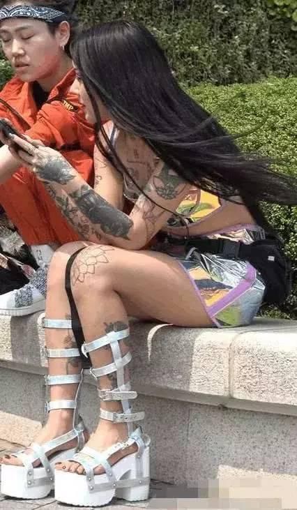 超性感短裙花臂女神,脚上穿的鞋太个性了,吸睛无数