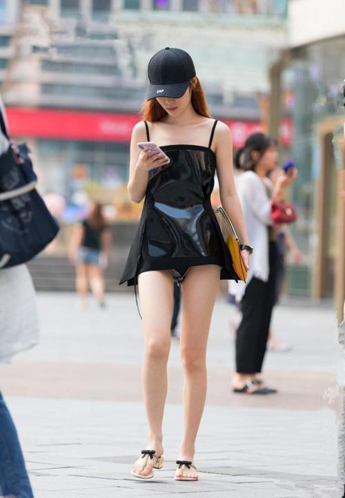 自信满满的打底裤小姐姐，帅气十足特别有女人味，特别吸睛！