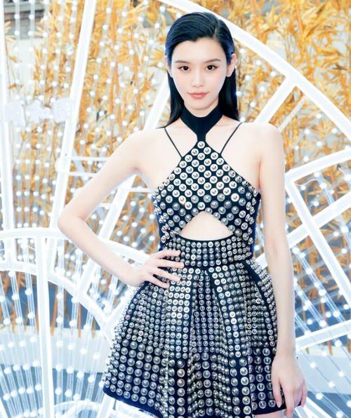 奚梦瑶独爱另类穿搭，裙子短还加满“铁钉”，网友：真像阿凡达！