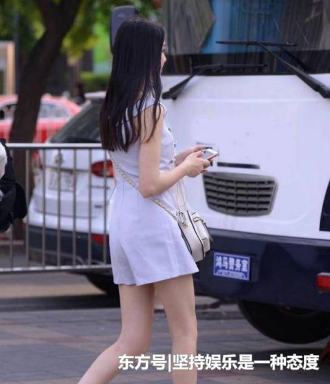  『粉色』街拍：气质高雅的美女，一条粉色的连衣裙，魅力女人味