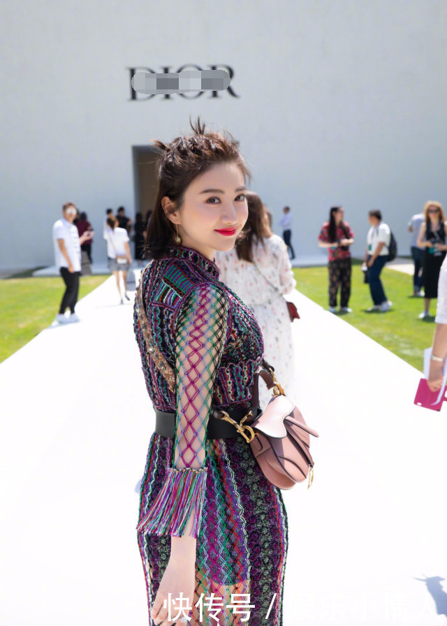 奚梦瑶一条“渔网袜”，撞上景甜的“渔网裙”一样赢，有意思