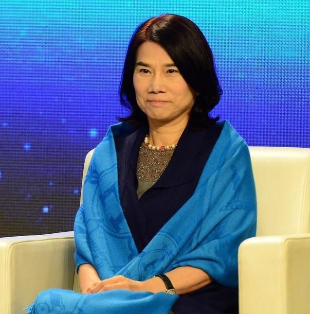  「中年」女人过了中年,少穿打底裤吧!瞧,董明珠这么穿,太气质
