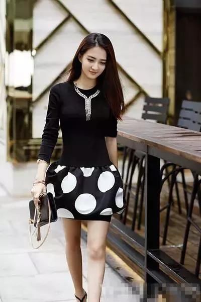 别看徐璐只有23岁，穿衣尺度丝毫不输范冰冰，网友：有料就是自信