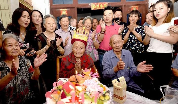 养老金按工龄“划分”? 企业退休养老金突飞猛进, 差距有望消除!