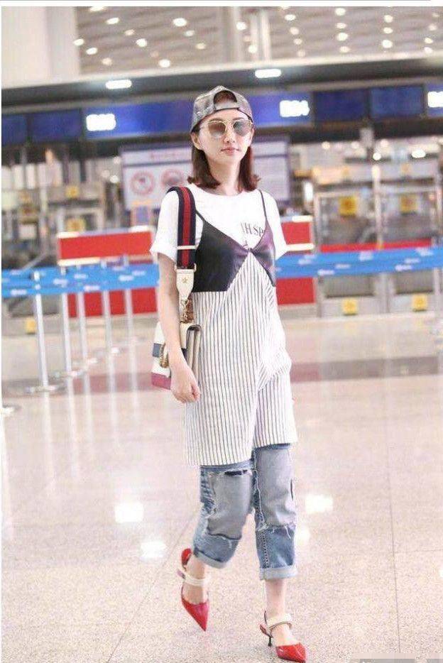 景甜穿衣变保守了?吊带裙搭长裤腿都不秀了,恋爱的女人就是不一