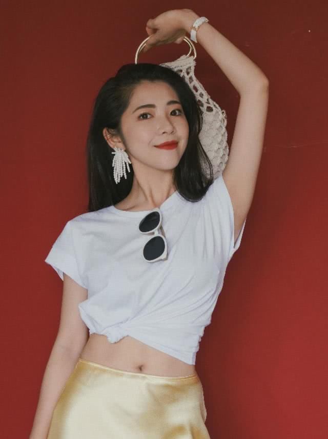  小白衫■打底衫已经过季，今年这种爆款小白衫很流行，简约清爽又不掉档次