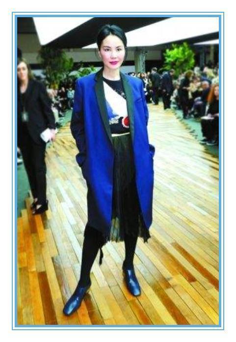 王菲不愧是天后级女神！竟把关晓彤和郑爽的买菜包背出了高级感