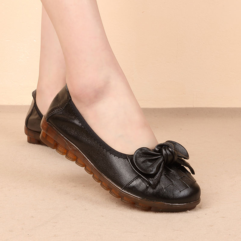 女人一旦过了45,别穿高跟鞋,多穿这比海棉还软的女鞋,特养脚