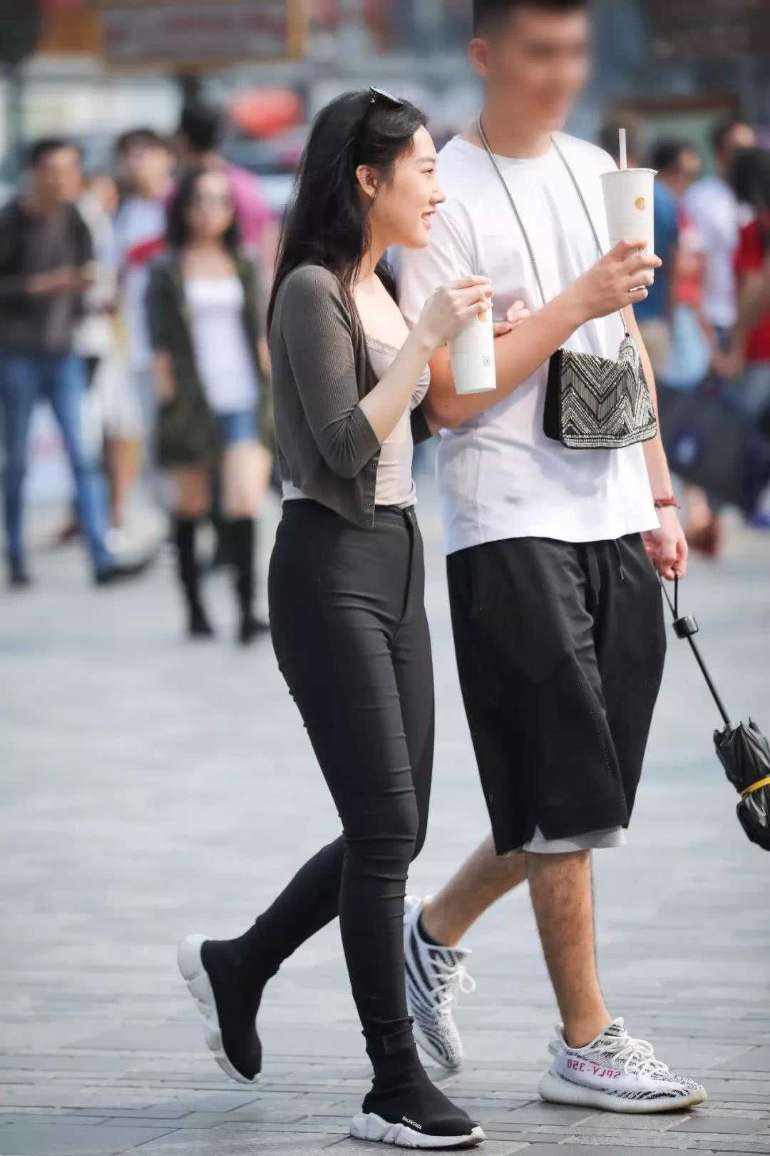 性感小姐姐身穿衬衫搭配紧身裤，完美的勾勒出小姐姐的臀线，十分