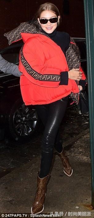 维密Gigi真豁出去了！大热天竟穿上羽绒服出街，同行的贝拉还光腿