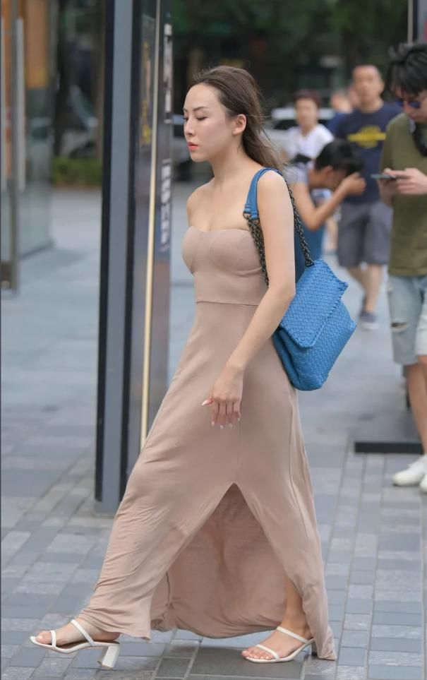  肉色|表姐这“肉色”连衣裙,把气质提升了一个档次