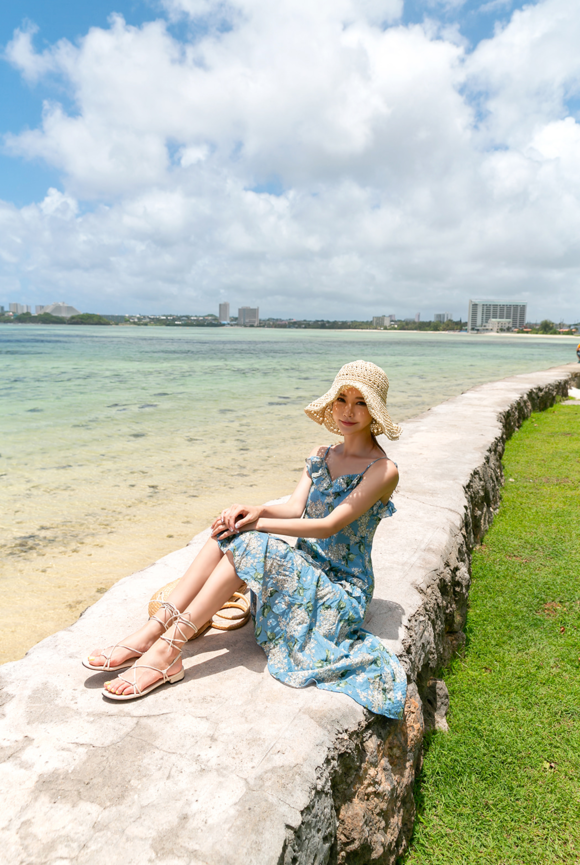 女神孙允珠，静谧海洋西西里蓝莓吊带长裙