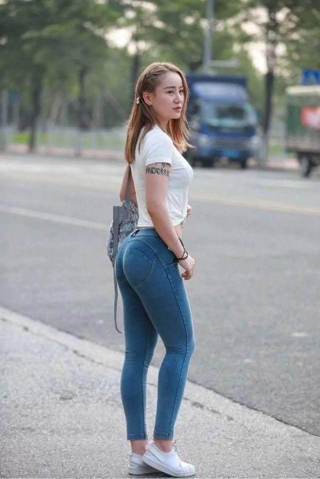 个子不高还有点小丰满的女人，修身裤搭配效果真可谓登峰造极!
