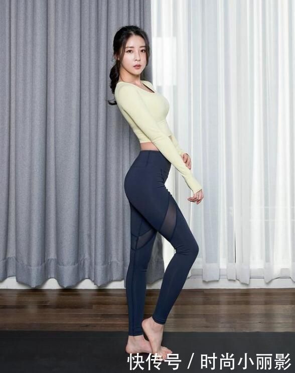 小姐姐一袭黑色紧身打底裤，尽显庄重大气的美！